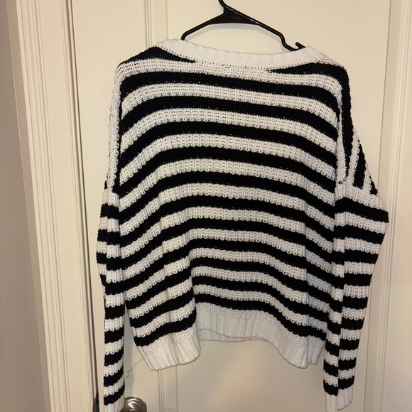 sweater - Picture 7 of 7